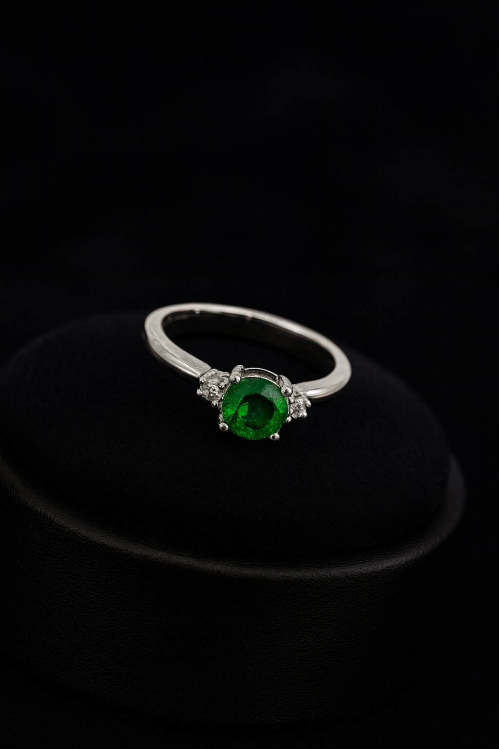 anillo esmeralda y diamantes