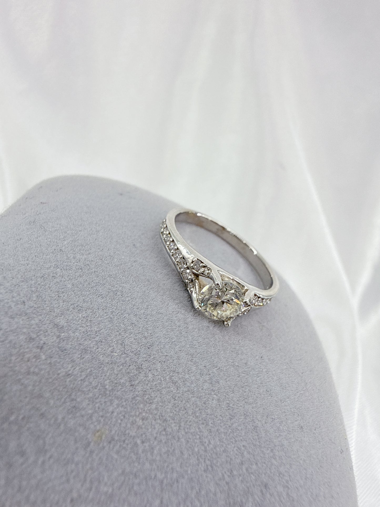 anillo oro blanco y diamantes