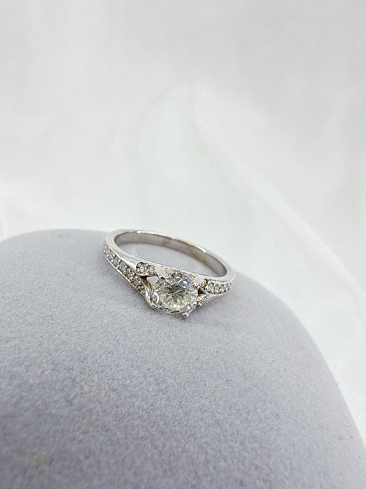 anillo oro blanco y diamantes